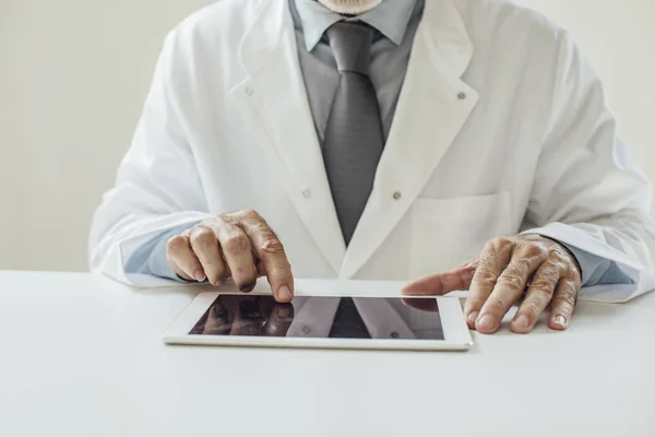 Medico utilizzando tablet — Foto Stock