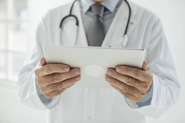 Doctor Holding Tablet — Stockfoto