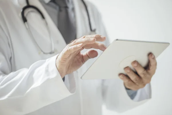 Doctor Holding Tablet — Stockfoto