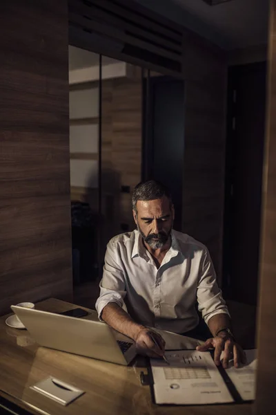 Hombre de negocios trabajando hasta tarde —  Fotos de Stock