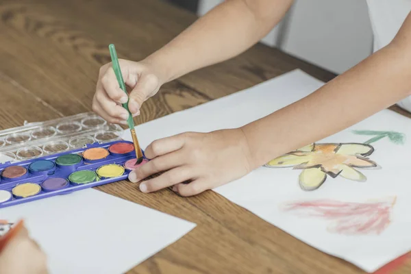 水彩絵の具で描く子供 — ストック写真