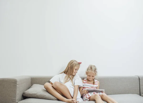 Niños usando tableta — Foto de Stock