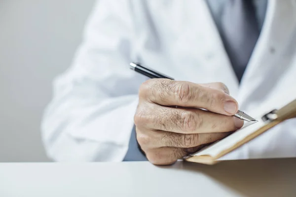 Médico que trabalha em seu escritório — Fotografia de Stock