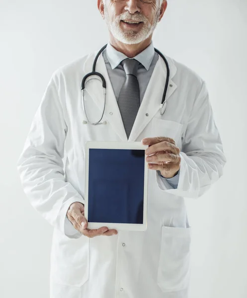 Médico Segurando Tablet — Fotografia de Stock