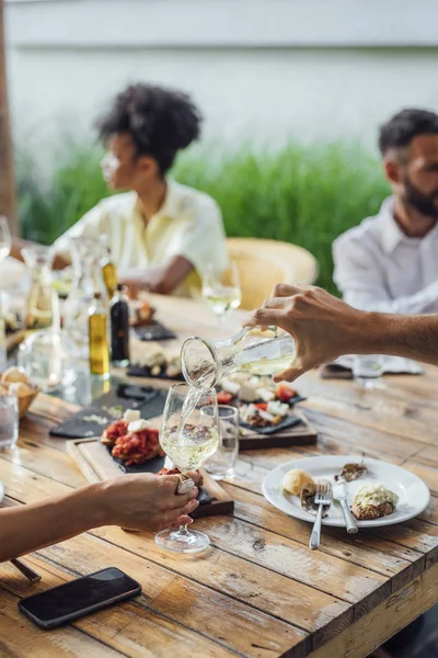 Gente disfrutando del vino en el restaurante — Foto de Stock