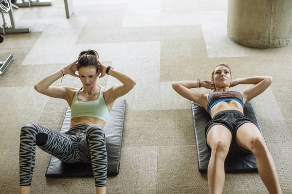 Two Pretty Caucasian Women Doing Exercises Gym — Stock Photo, Image