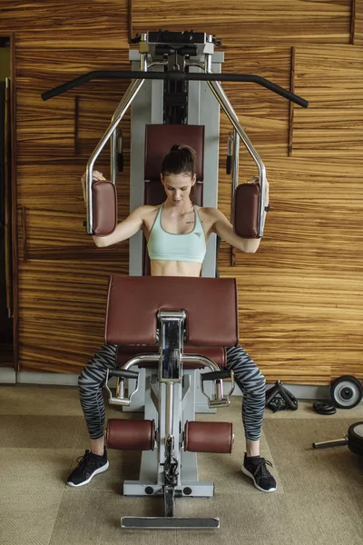 Mujer Bastante Caucásica Haciendo Ejercicio Gimnasio — Foto de Stock