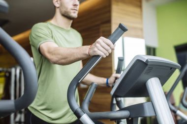 Unrecognisable adam workingout vasıl jimnastik salonu.