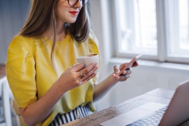 kahve dükkanında Smartphone kullanan kadın