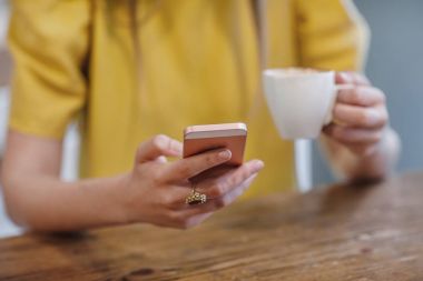 Akıllı telefon kullanan kadın