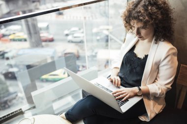 Dizüstü bilgisayarda çalışan kadın