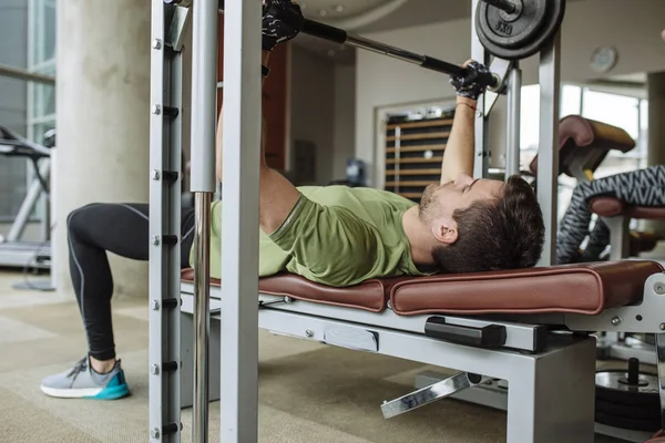 Bello Caucasico Uomo Sollevamento Pesi Palestra — Foto Stock