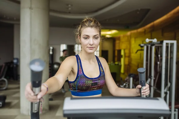 Kardiyo Egzersizi Spor Salonunda Sahip Oldukça Beyaz Sarışın Kadın — Stok fotoğraf