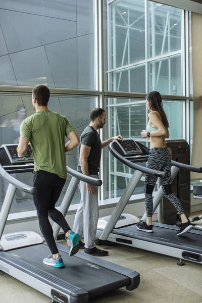 Spor Salonunda Talimat Verirken Fitness Eğitmeni — Stok fotoğraf