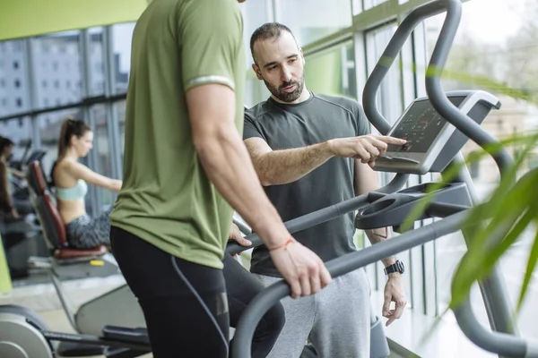 Fitness Trainer Giving Instructions Gym — Stock Photo, Image