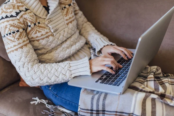 Kobieta pracuje na laptopie na sezon zimowy — Zdjęcie stockowe