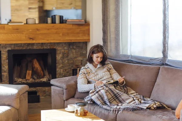 Vrouw genieten van winter — Stockfoto