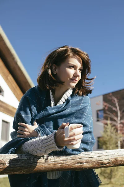 妇女喝早晨咖啡室外 — 图库照片