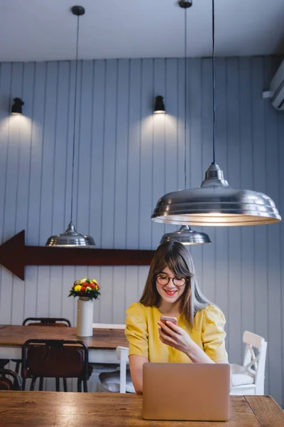 Žena pomocí smartphone v kavárně — Stock fotografie