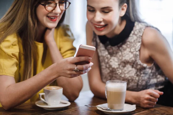 Látszó-on sejt telefon barátnők — Stock Fotó