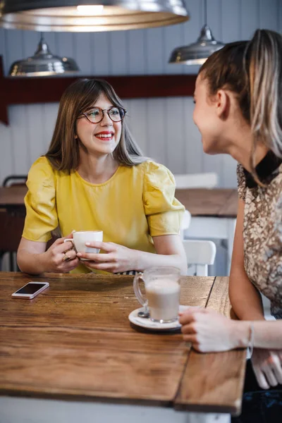 Kahve dükkanında chat yapan kız
