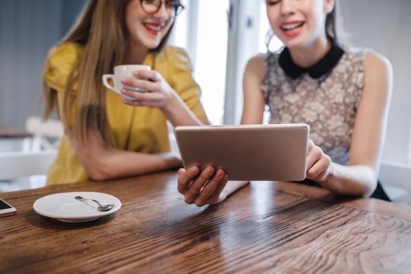 Tablet kullanarak kız