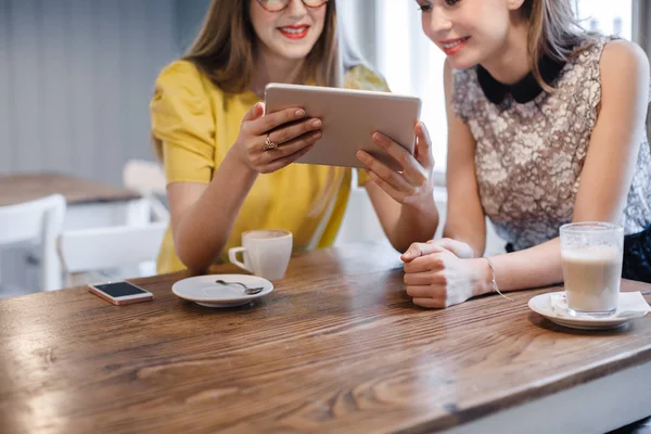 Girlfriends Using Tablet — Stock Photo, Image