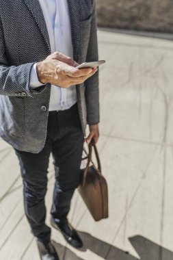 Smartphone'da yazarak işadamı