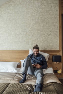 Akıllı telefon kullanan adam