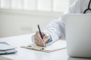 Onun ofisinde çalışan hekim