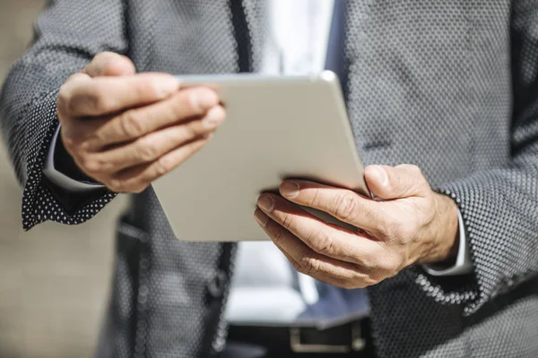 Businessman Using Tablet — Stock Photo, Image