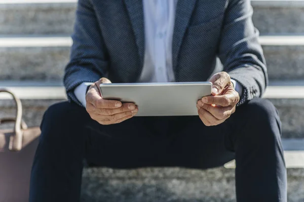 Empresário usando tablet — Fotografia de Stock