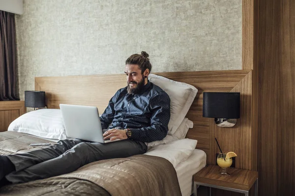 Affärsman att skriva på Laptop på Hotel — Stockfoto