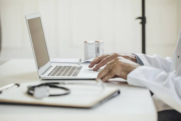 Orvos dolgozik-ra-a laptop — Stock Fotó