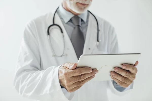 Médico segurando comprimido — Fotografia de Stock