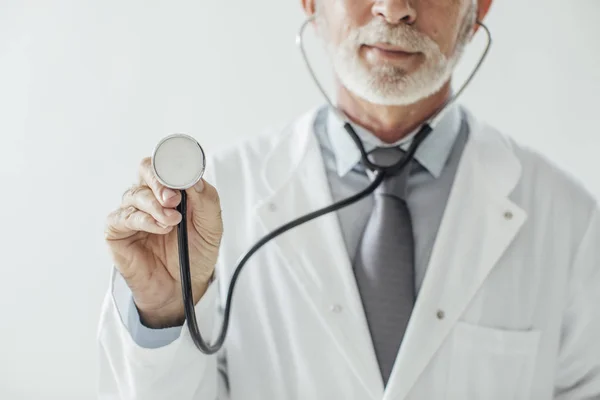 Médico segurando estetoscópio — Fotografia de Stock