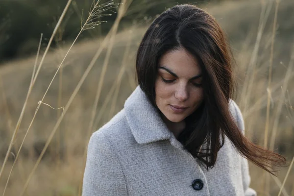 Retrato de mulher no campo — Fotografia de Stock