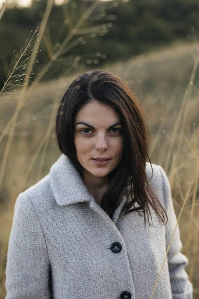 Retrato de mulher no campo — Fotografia de Stock