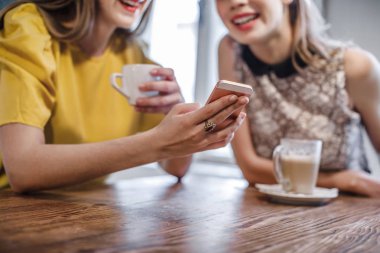 Cep telefonu görünümlü kız