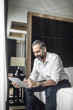 Elinde tablet tutan bir iş adamı