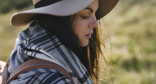 Woman Enjoying Nature — Stock Photo, Image