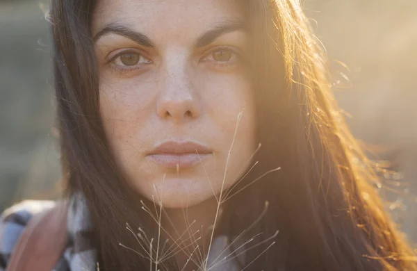 Retrato de la mujer en el campo — Foto de Stock