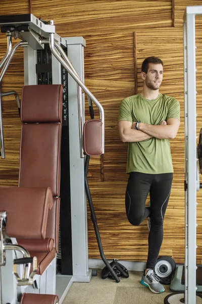 Atleta en el gimnasio — Foto de Stock