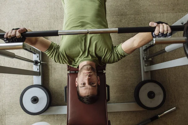 Hombre Entrenando en el gimnasio — Foto de Stock