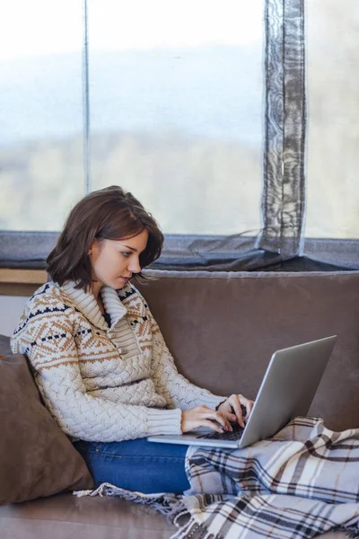 Donna che lavora sul computer portatile in inverno — Foto Stock