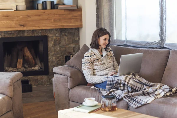 Donna che lavora sul computer portatile in inverno — Foto Stock