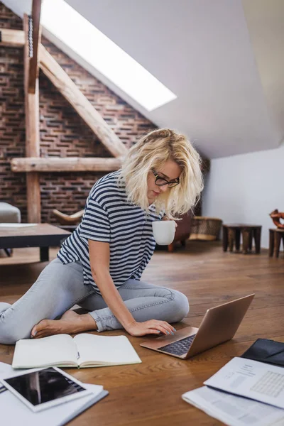 Femme étudiant à la maison — Photo