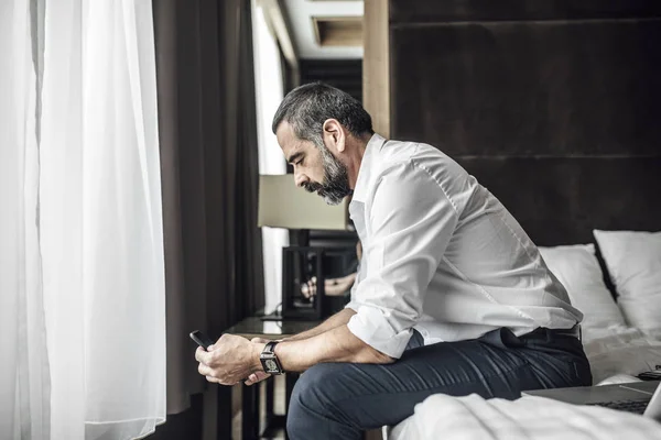 Empresario escribiendo en el teléfono inteligente — Foto de Stock