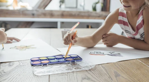 Kinderen tekenen met aquarellen — Stockfoto