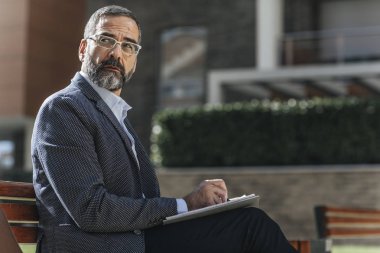 Zarif adam açık havada yazma